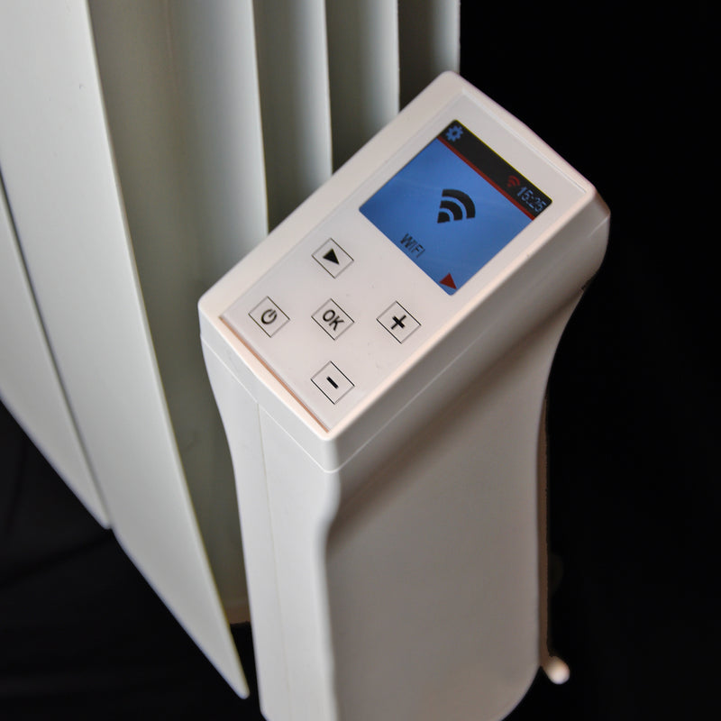 Particolare del termostato digitale a controllo remoto wi-fi, per controllare il tuo termosifone elettrico a distanza tramite l'app installata sul tuo smartphone. Tutte le funzioni a portata di click!